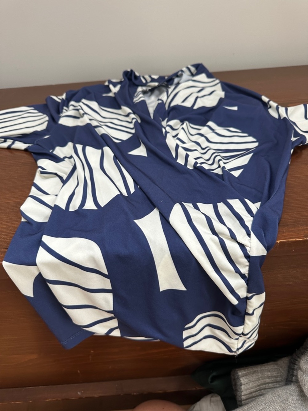 Lesley Evers Navy & White top size L. Matching pants listed separately - Picture 2 of 6